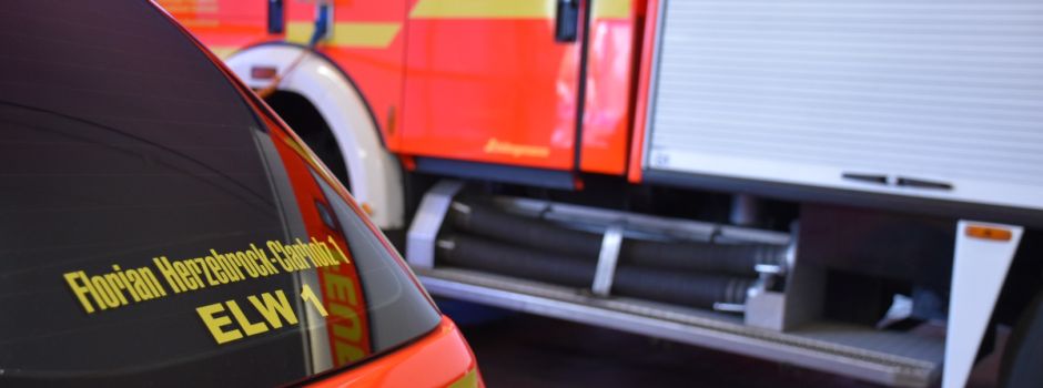 Unfall mit Marktbeschicker: Feuerwehr Clarholz reinigt Fahrbahn