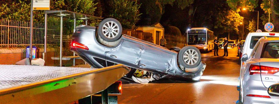 Auto schleudert auf Dach: Zwei Verletzte in Wiesbaden