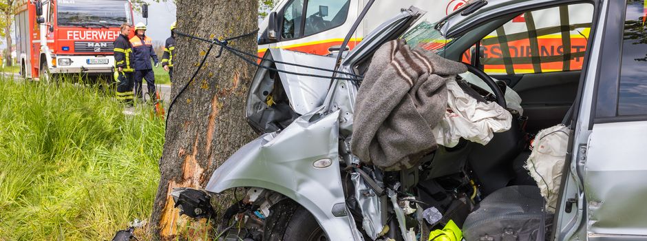 Auto prallt gegen Baum bei Bischofsheim