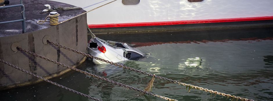 Auto versinkt im Rhein bei Mainz: Bergungsversuch gescheitert