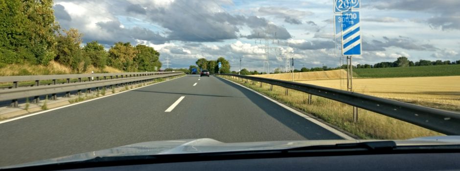 Mit zwei kleinen Kindern: Autofahrerin rast über A60