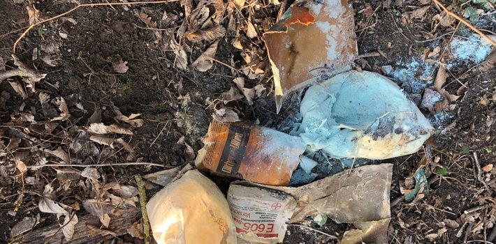 Kinder finden gefährliches Insektizid in Bachlauf
