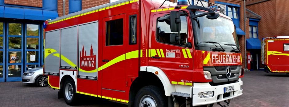 Traktoranhänger brennt in Mainz ab