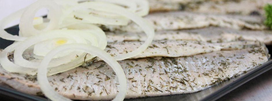 „Essen unter Freunden“: Gemeinsam Matjes mit Bratkartoffeln genießen