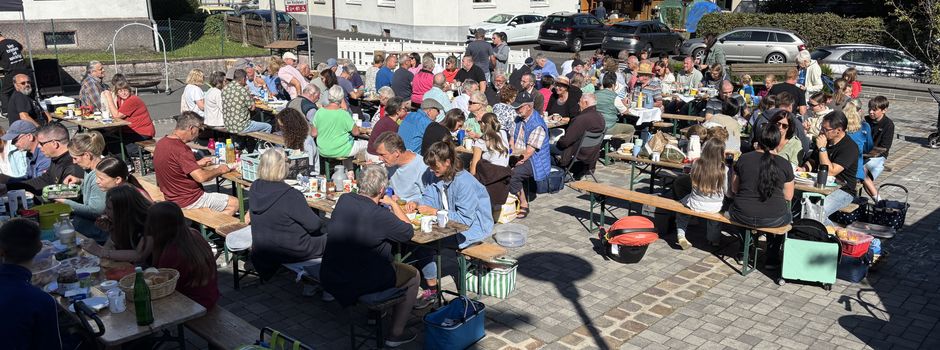 Drittes Mitbringfrühstück auf dem Dorfplatz