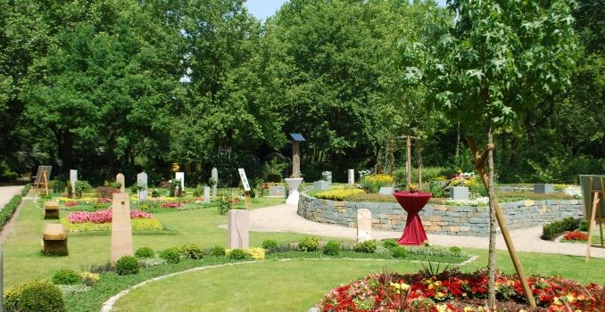 Vorstellung der neuen gärtnerbetreuten Grabanlage auf dem Friedhof in Niddatal-Assenheim
Einladung zur Eröffnung am Donnerstag, den 28.08.2025, 10 Uhr 
