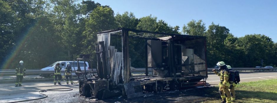 B9: Geplatzter Reifen steckt Lkw-Anhänger in Brand