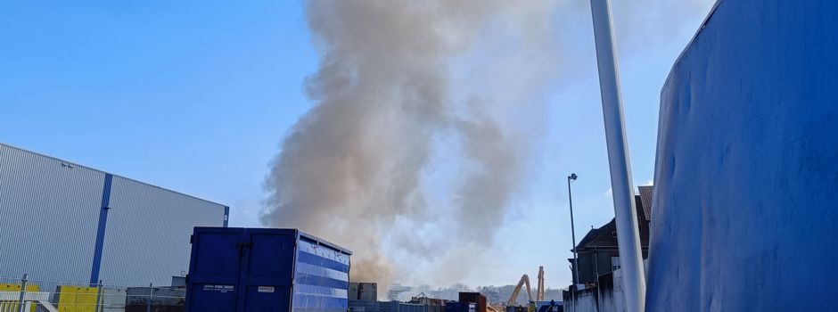 Großbrand in Worms: Rauchsäule kilometerweit zu sehen