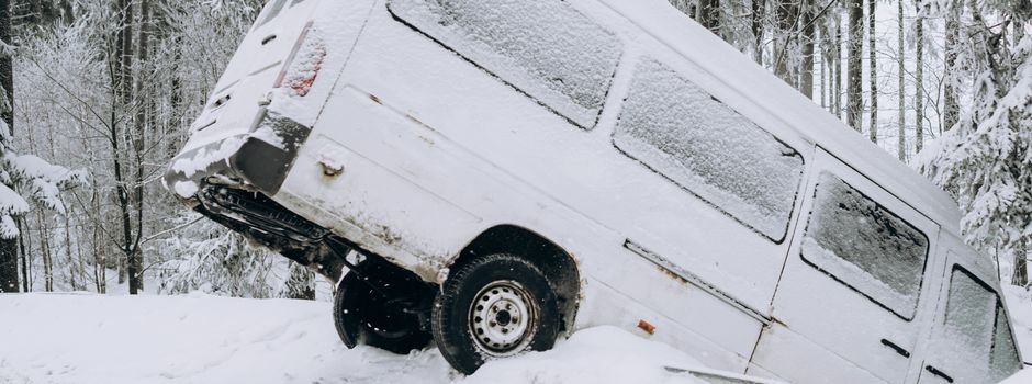 Lieferfahrzeug rutscht in Graben