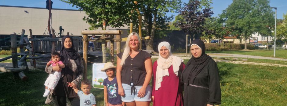 Eröffnung des Schnullerbaums vor dem Familienzentrum