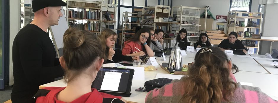 Arne Kilian begeisterst SchülerInnen der Von-Zumbusch-Gesamtschule beim Schreibworkshop