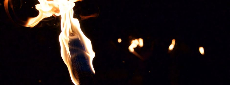 Fackelwanderung durch „Honigdorf“