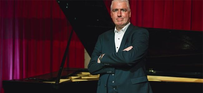 „Es werd als besser!“: Ramon Chormann bringt Satire und Musik auf die Bühne