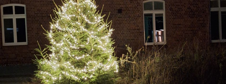 Vorweihnachtlicher Lichterglanz auf dem Dorfplatz