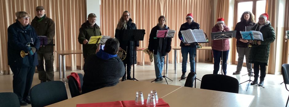 Die Jagdhornbläsergruppe Süderrade/ Schelrade bringt ein Ständchen