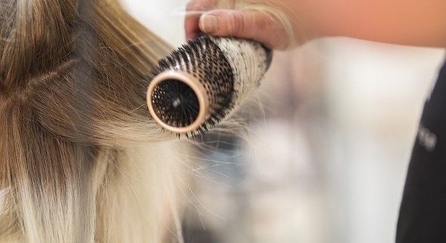 Kurz vor Wiedereröffnung: Friseurmeisterin Mona im Interview