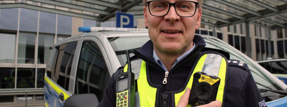 Polizistinnen und Polizisten im Kreis Gütersloh tragen Bodycams