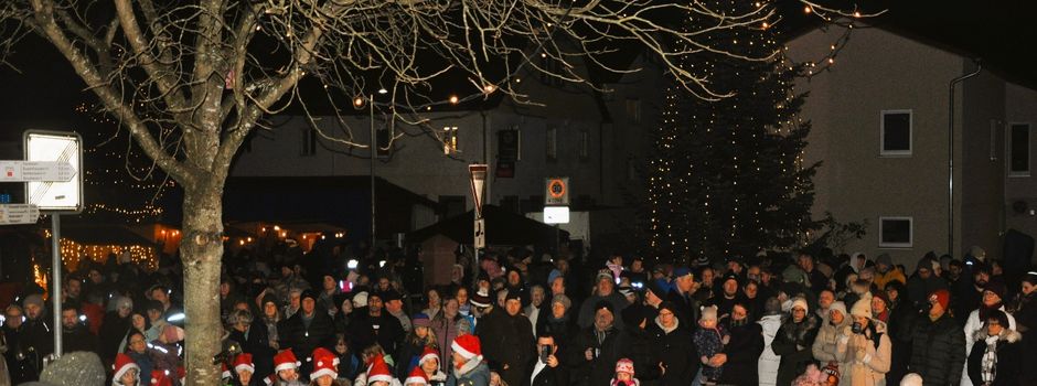 Gut besuchtes Adventssingen auf dem Marktplatz in neuem Ambiente