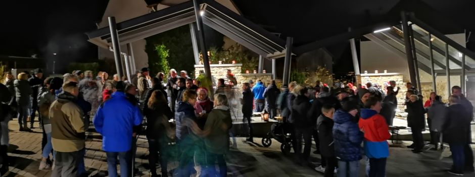 „Weihnachtsbaum erstrahlt in Luckenbach“