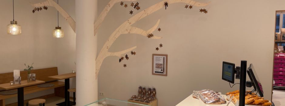 Sterne für Brot: Spendenaktion bei der Wiesbadener „biokaiser*in“