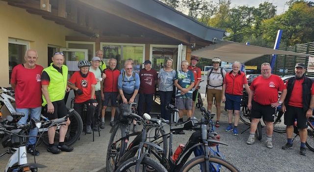 Junge Baachwätz mit Stopp im Sportlerheim von Ingelbach