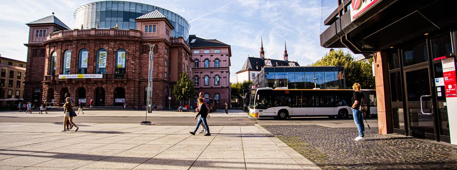 Freiheitsbaum wird vor Mainzer Staatstheater aufgestellt