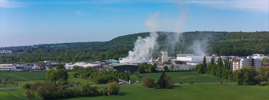 Feuer in Entsorgungsbetrieb: Reifen brennen in Kelkheim