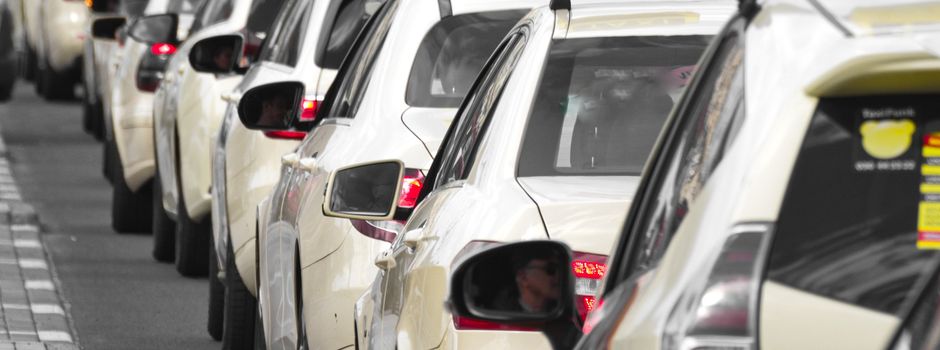 Wiesbadener Taxifahrer beißt angreifendem Fahrgast in den Finger