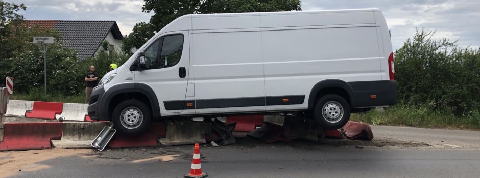 Mit 3,3 Promille: Transporter-Fahrer baut kuriosen Unfall