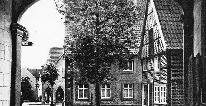 Ein historischer Blick durch den Torborgen am Kirchplatz