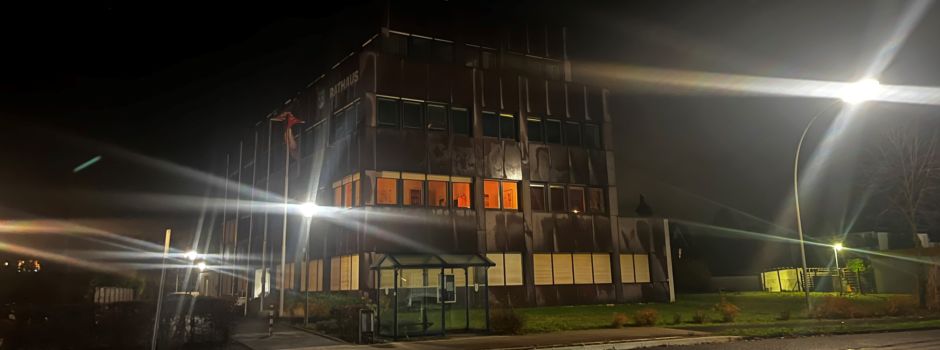 Nein zu Gewalt gegen Frauen: Orangefarbene Fahne und beleuchtetes Rathaus setzen Zeichen in Herzebrock-Clarholz