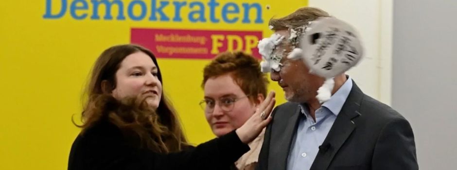 Linke-Politikerin bewirft Lindner mit Schaumtorte