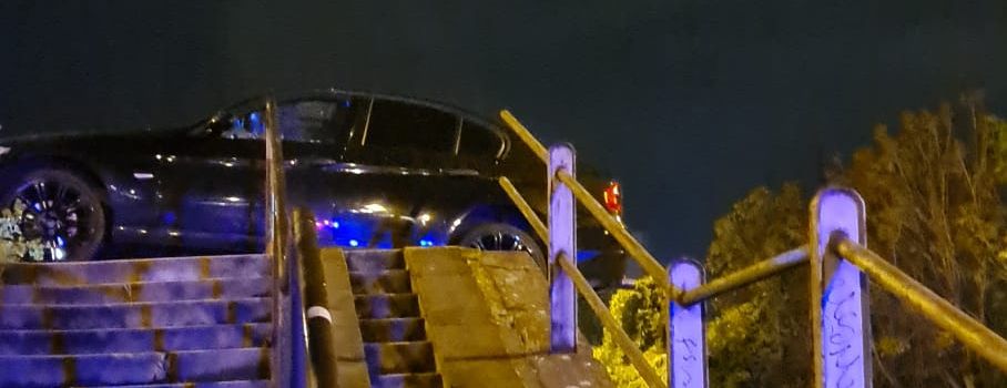 Auto rollt in Mombacher Straße rückwärts und durchbricht Geländer