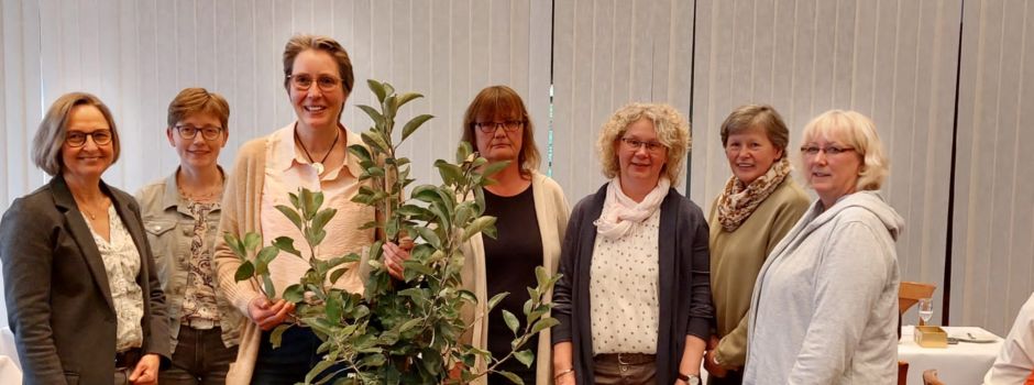 LandFrauen Herzebrock: Beate Hanfgarn erhält Ehrenbiene für 20 Jahre Vorstandsarbeit