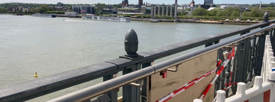 Unfall auf Theodor-Heuss-Brücke: Auto kracht in Geländer