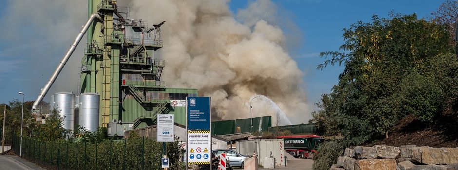 Rauch über dem Rhein: Feuerwehr kämpft gegen Großbrand in Wiesbaden