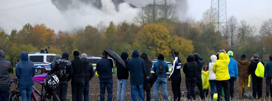 30.000 Menschen verfolgen Sprengung von AKW-Kühltürmen