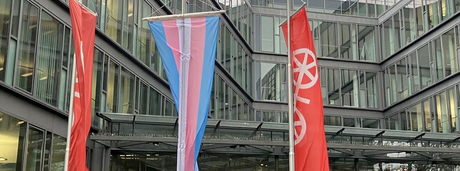 Transgender-Fahne erstmals vor Mainzer Stadthaus gehisst