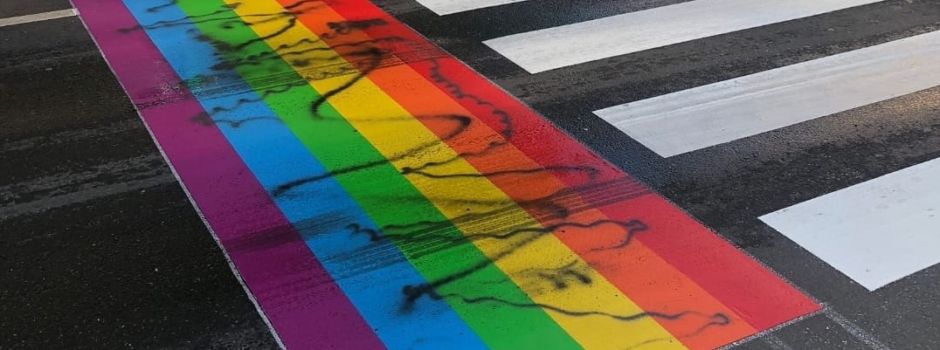 Regenbogen-Zebrastreifen beschmiert – und die Stadt Wiesbaden tut nichts!