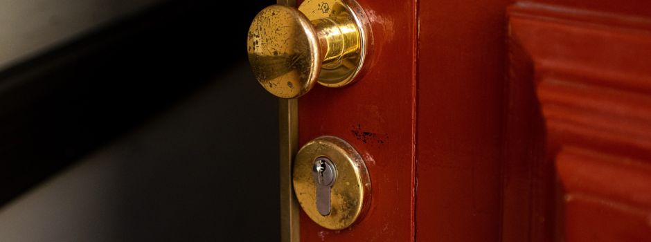 Beschädigte Türen: Mainzer Handwerker sorgt sich um alte Frau