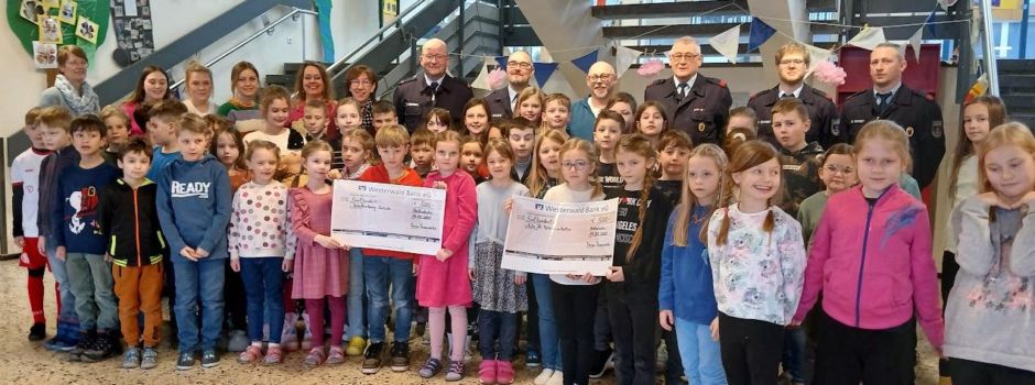 Feuerwehr spendet an Schule und Kindergarten