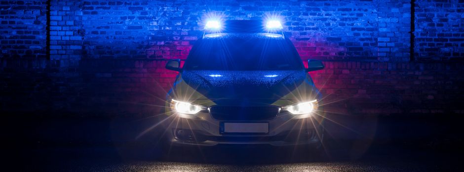 Transporter kollidiert mit Verkehrszeichen und Baum – Fahrer flüchtet