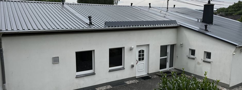 Dach mit Solaranlage auf dem Bürgerhaus