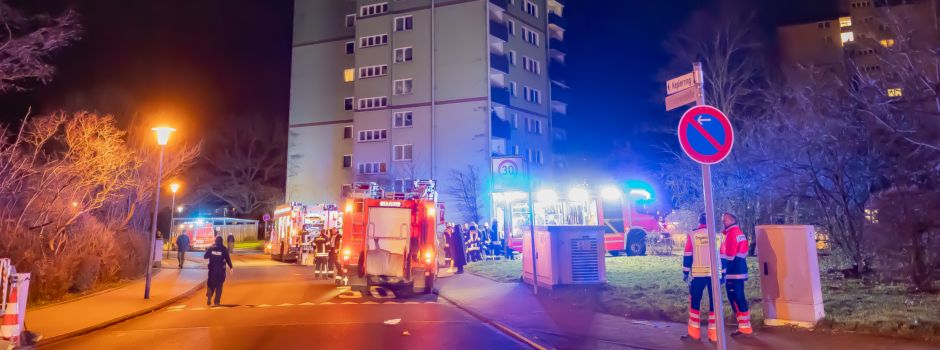 Brand in Hochhaus: Familie rettet sich aus stark verrauchter Wohnung