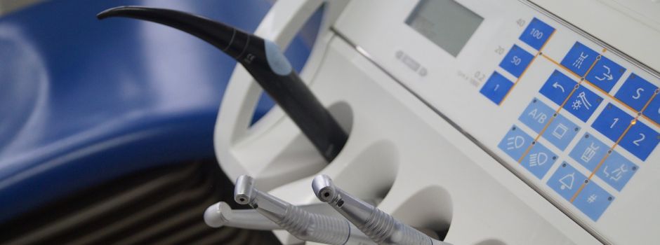 24-Jähriger bricht Zahn-OP ab und will sich ans Steuer setzen – Polizei greift durch