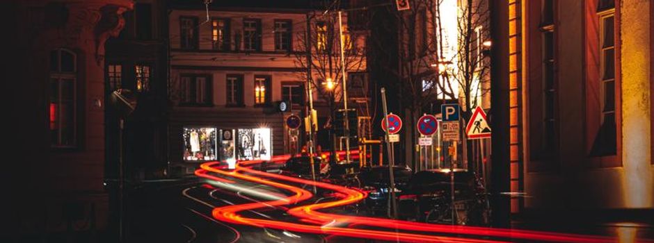 Aggressiver Falschparker dreht durch – und fährt zwei Straßenbahnfahrer an