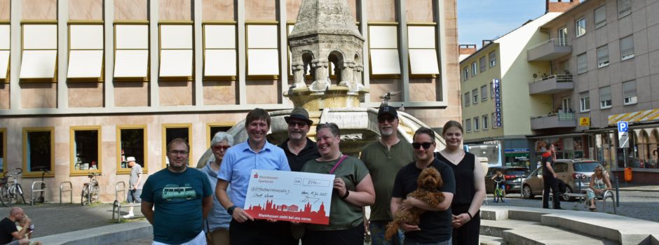 Spenden-Scheck für Wormser Brunnen übergeben