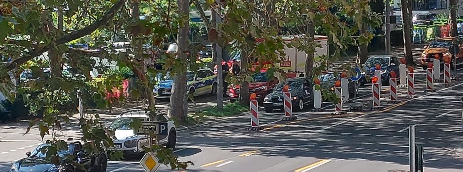 Hund in Hitze-Auto eingesperrt – Polizei macht Lautsprecher-Durchsagen