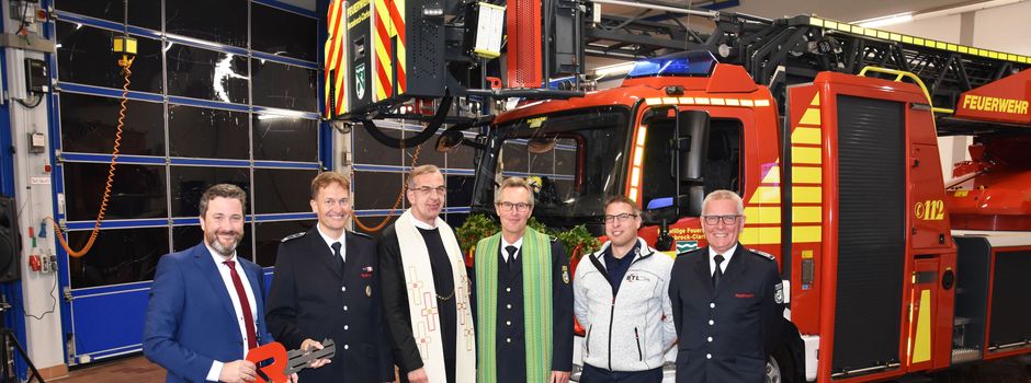 Feuerwehr: Übergabe und Segnung der Drehleiter L32A