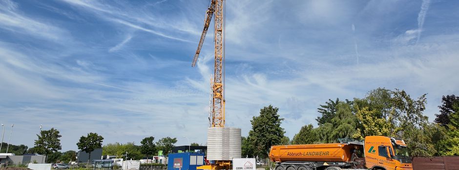 Baufortschritt am neuen Rathaus: Zeitplan und Budget stabil, LKWs fahren im kurzen Rhythmus ins Industriegebiet Aurea